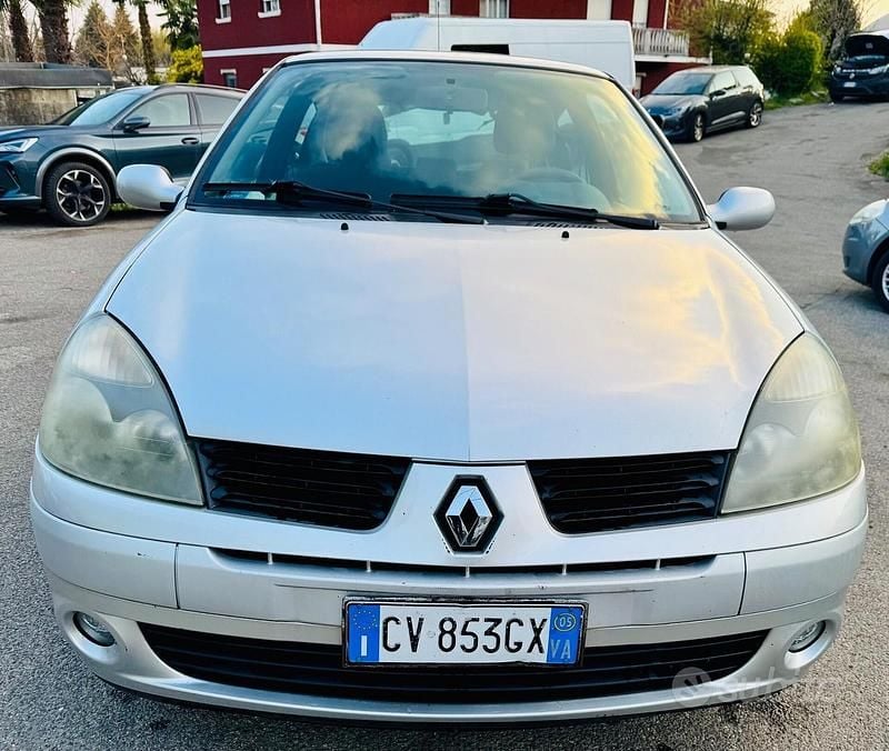 Usata Renault Clio II 75 CV (55 kW) 2005 Grigio Berlina