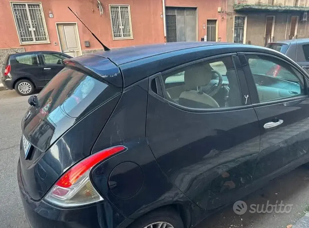 Usata Lancia Ypsilon 69 CV (50 kW) 2013 Bluazzurro Utilitaria