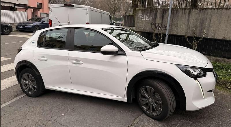 Usata Peugeot 208 Allure 56 kW (77 CV) 2021 Bianco Utilitaria