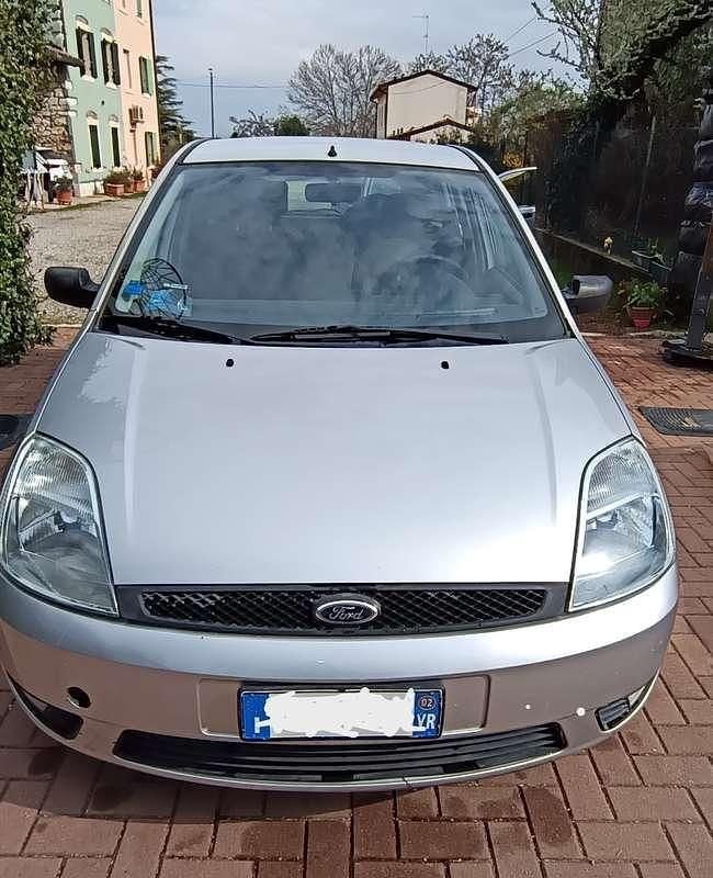Usata Ford Fiesta 79 CV (58 kW) 2002 Argento Utilitaria