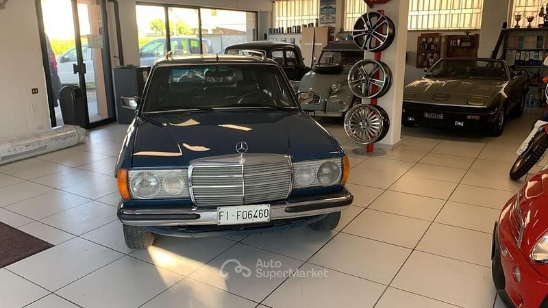 Usado Mercedes E240 72 CV (52 kW) 1981 Azul Familiar