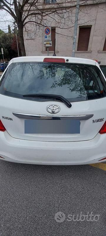 Usata Toyota Yaris 90 CV (66 kW) 2012 Bianco Utilitaria