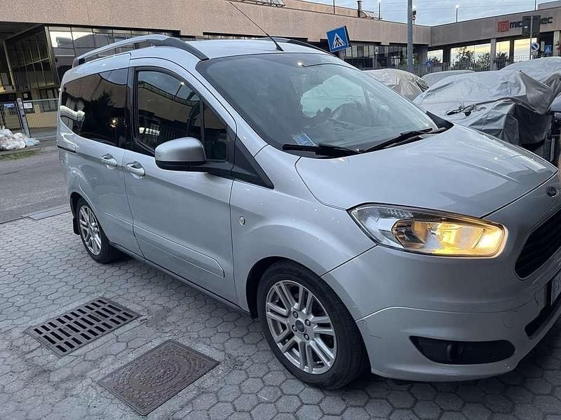 Usata Ford Courier 75 CV (55 kW) 2017 Grigio Monovolume
