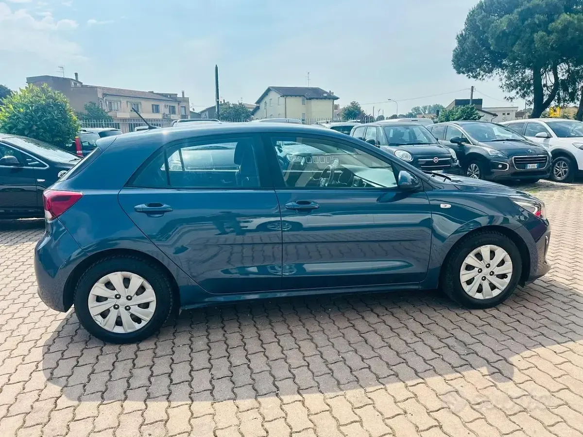 Usata Kia Rio 82 CV (60 kW) 2018 Blu Berlina