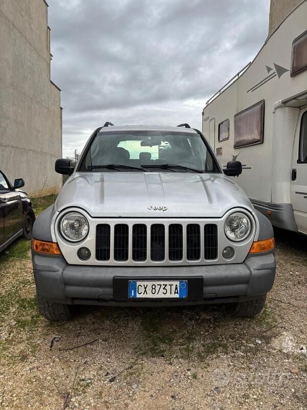 Usata Jeep Cherokee 163 CV (119 kW) 2005 Grigio SUV