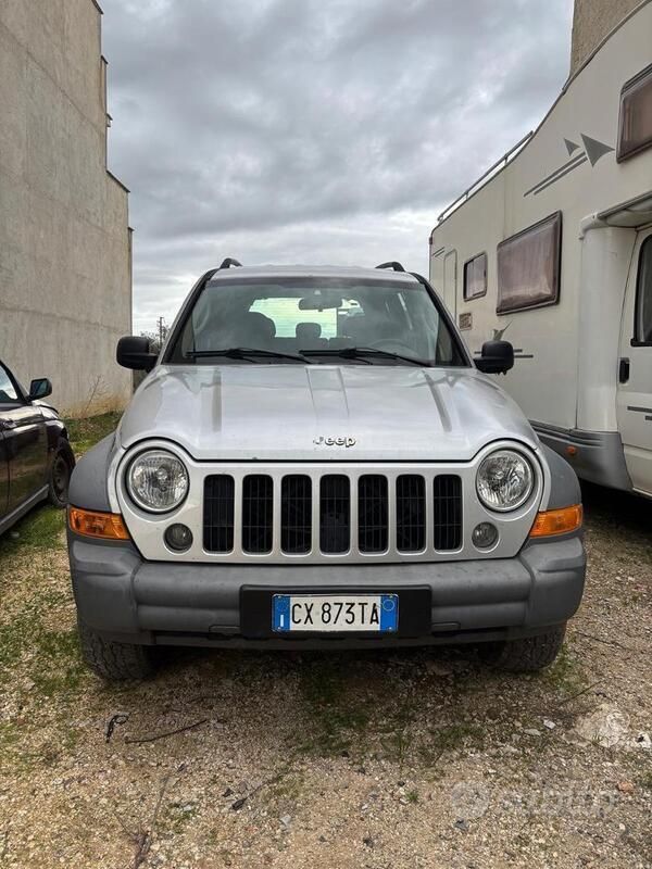 Grigio Usata 2005 Jeep Cherokee SUV | 5000 € (Cara) - Immagine 1/4