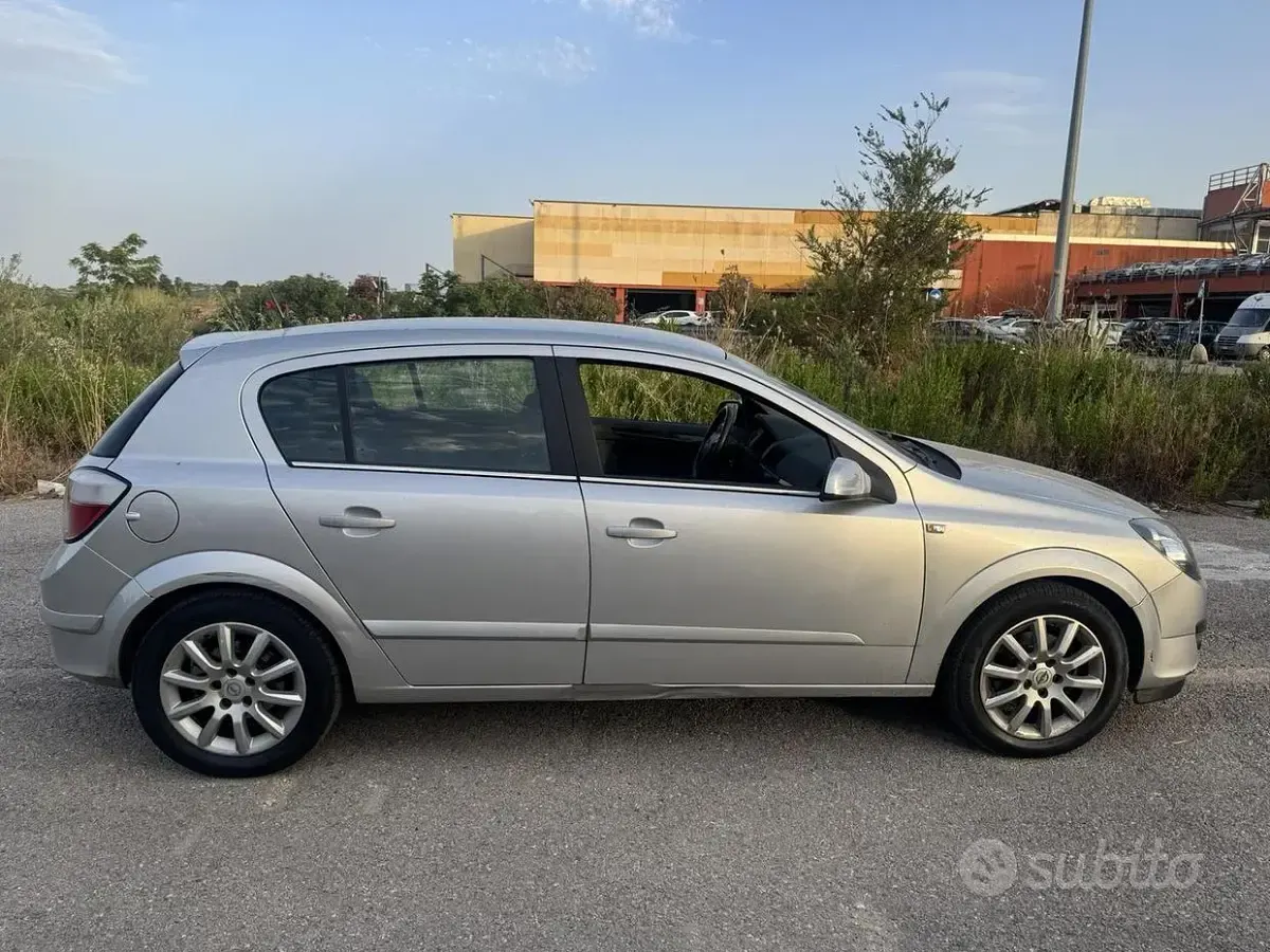 Usata Opel Astra 101 CV (74 kW) 2005 Grigio Berlina