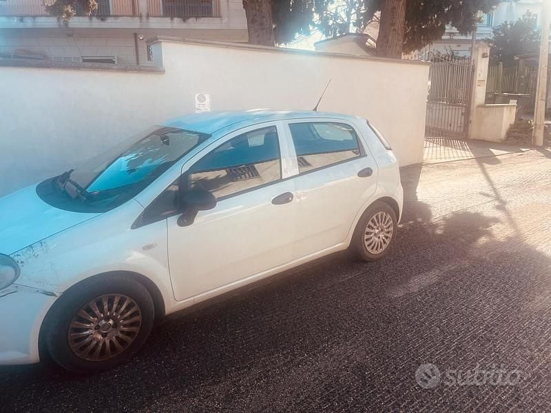 Usata 2011 Fiat Grande Punto Utilitaria | 1900 € (Super prezzo) - Immagine 1/4