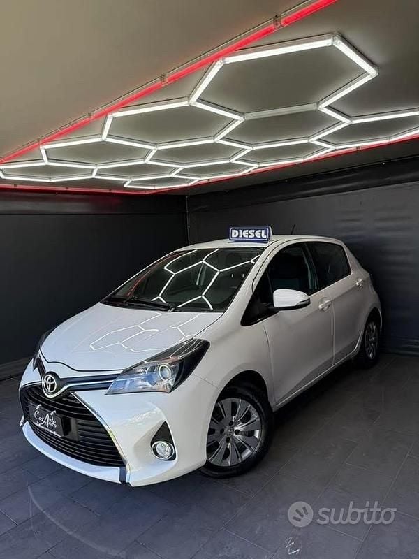 Usata Toyota Yaris Lounge 90 CV (66 kW) 2014 Bianco Berlina