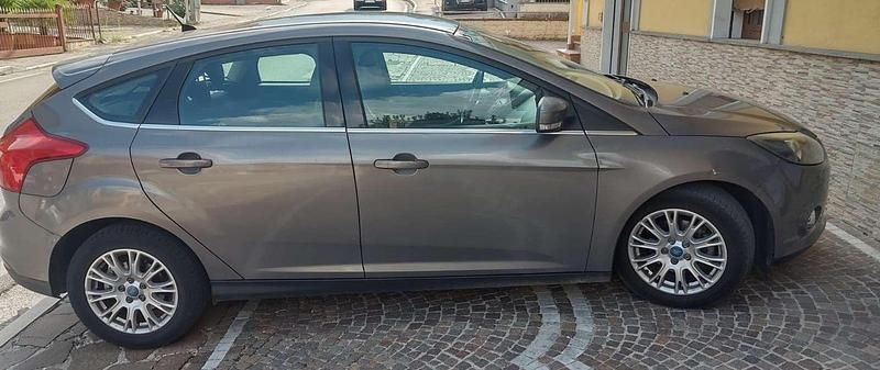 Grigio Usata 2011 Ford Focus Titanium Tre volumi | 3500 € (Ottimo prezzo) - Immagine 1/4