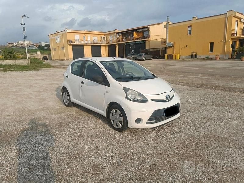 Usata Toyota Aygo Connect Style 68 CV (50 kW) 2012 Bianco Utilitaria