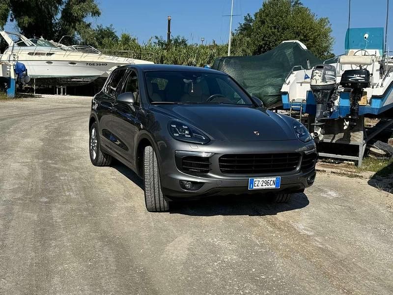 Grigio Usata 2015 Porsche Cayenne SUV | 26.800 € (Buon prezzo) - Immagine 1/4