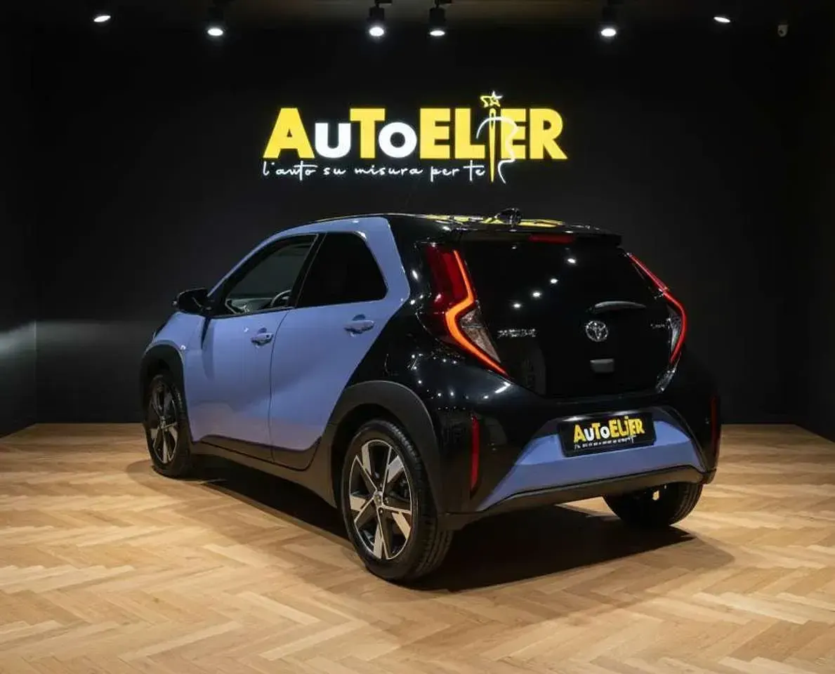 Nuova Toyota Aygo X 117 CV (86 kW) 2026 Lavander & black SUV