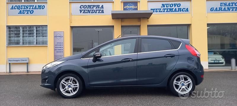 Usata Ford Fiesta Titanium 80 CV (58 kW) 2014 Grigio medio metallizzato Utilitaria