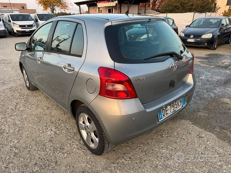 Usata Toyota Yaris Sol 90 CV (66 kW) 2007 Grigio Berlina