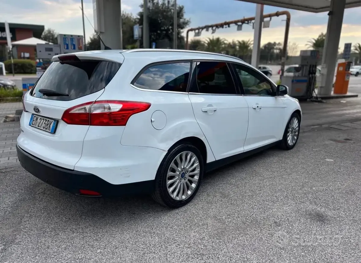 Usata Ford Focus 115 CV (84 kW) 2012 Bianco Station wagon