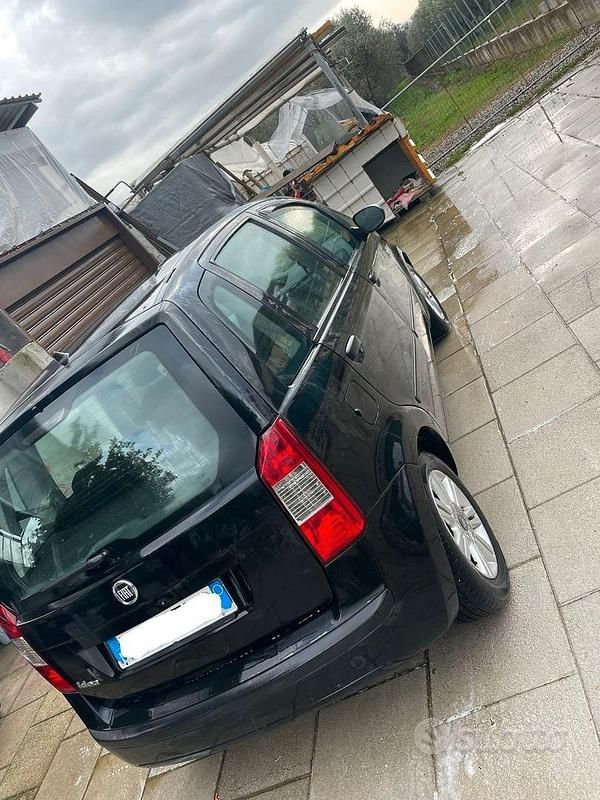 Käytetty Fiat Idea 70 HP (51 kW) 2010 Musta Tila-auto