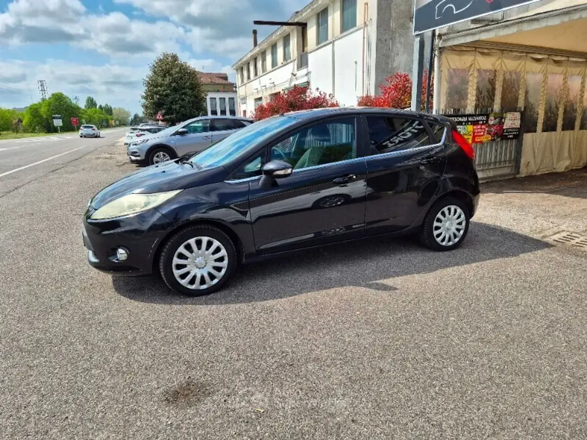 Usata Ford Fiesta Titanium 97 CV (71 kW) 2009 Nero Utilitaria