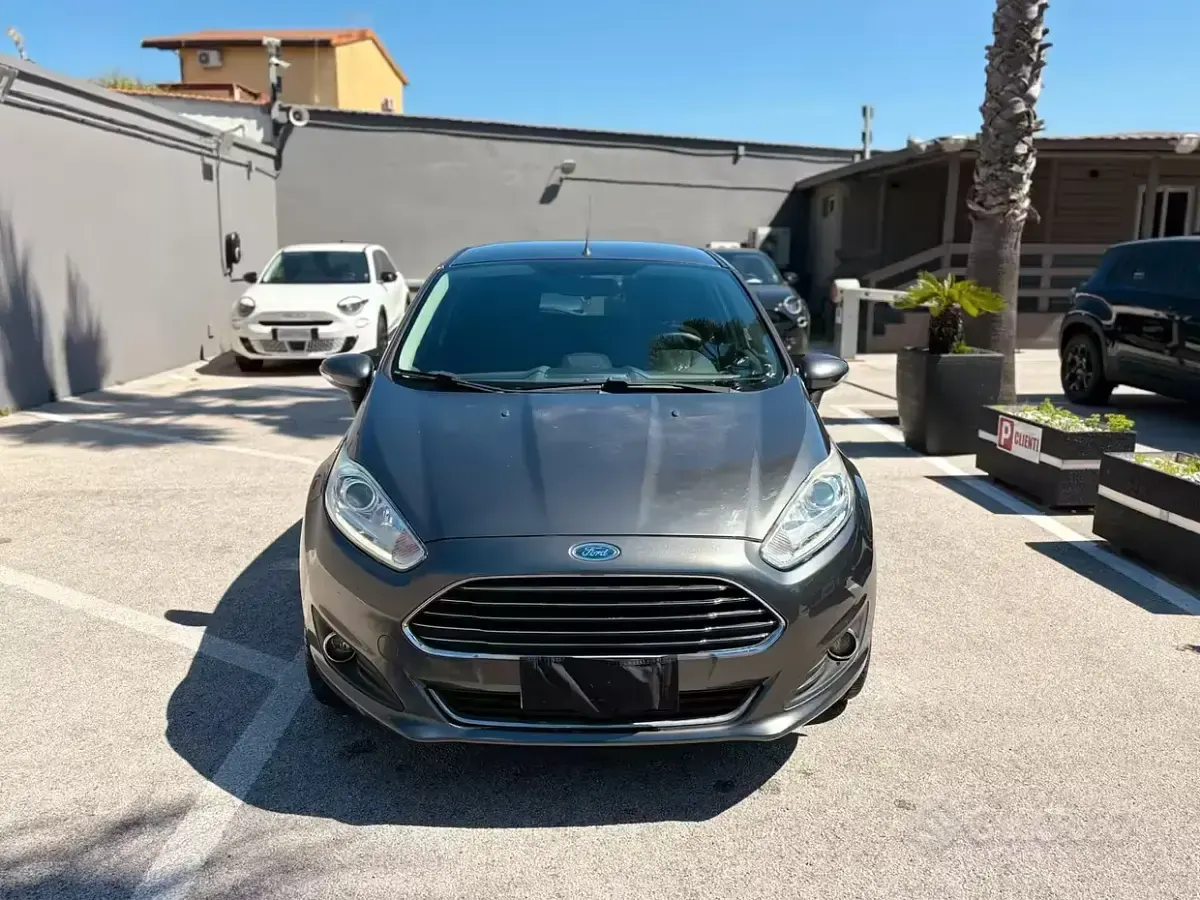 Usata Ford Fiesta Titanium 75 CV (55 kW) 2015 Grigio Utilitaria