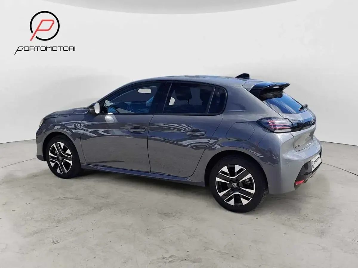 Usata Peugeot 208 Allure 101 CV (74 kW) 2025 Grigio Utilitaria