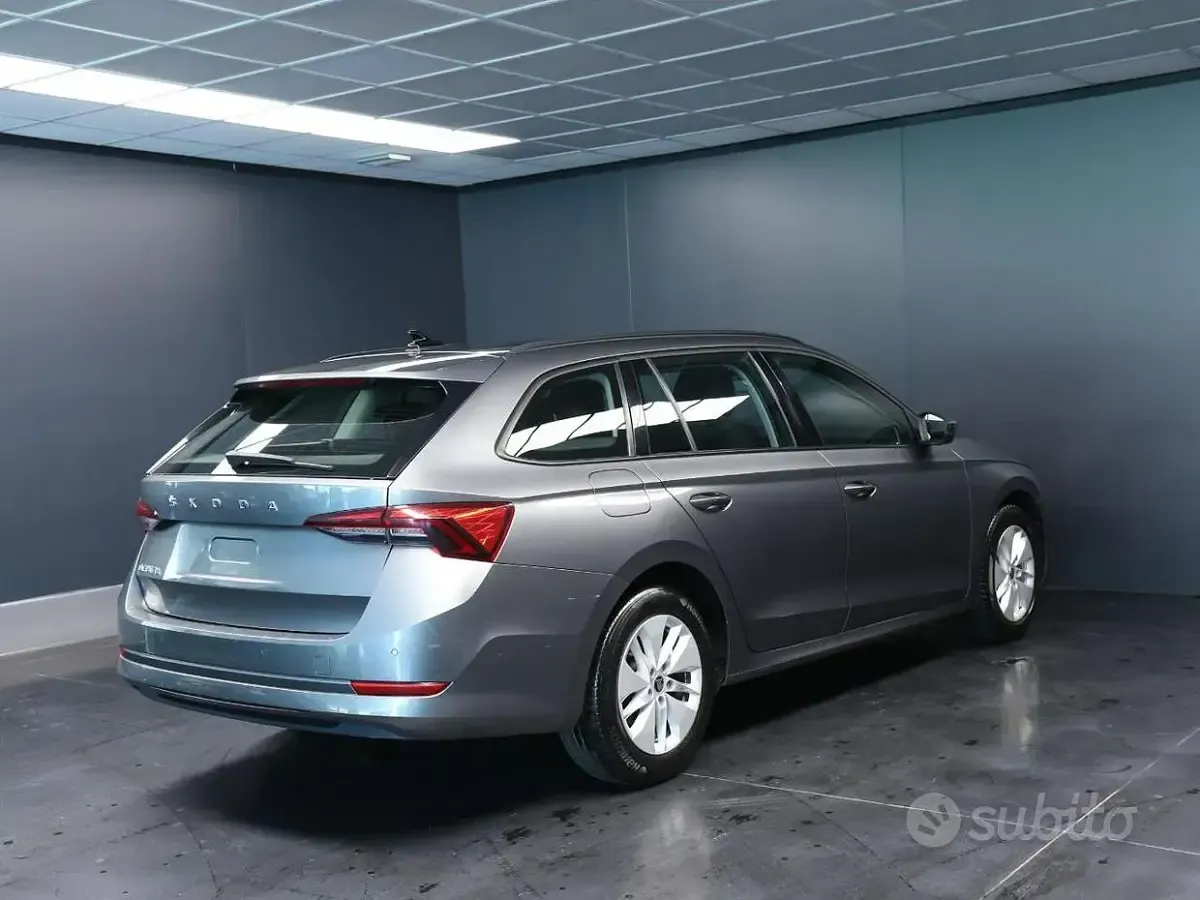 Usata Skoda Octavia Executive 116 CV (85 kW) 2024 Grigio scuro Station wagon