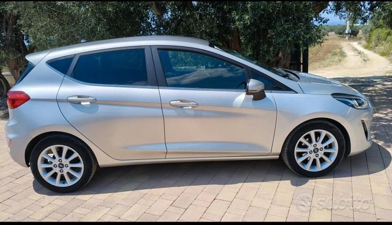 Usata Ford Fiesta Titanium 86 CV (63 kW) 2017 Grigio Berlina