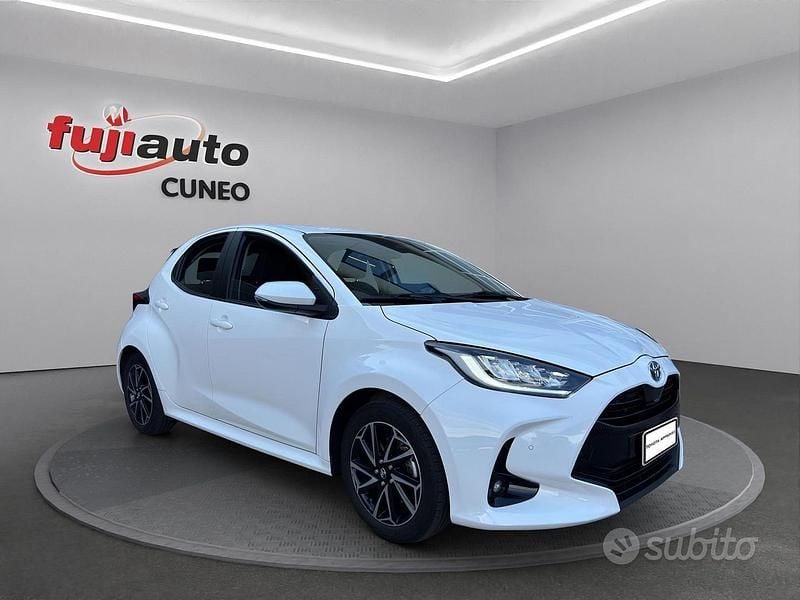 Usata Toyota Yaris Hybrid Trend 116 CV (85 kW) 2022 Super white Utilitaria