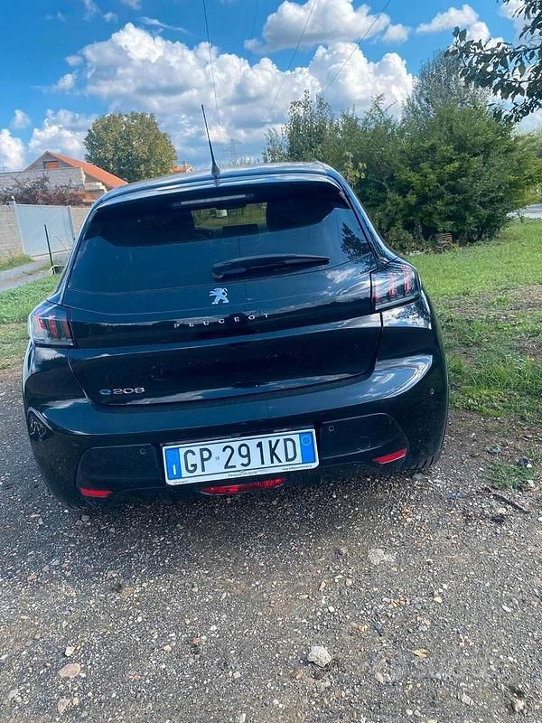 Nero Usata 2023 Peugeot e-208 Due volumi | 22.000 € - Immagine 1/4