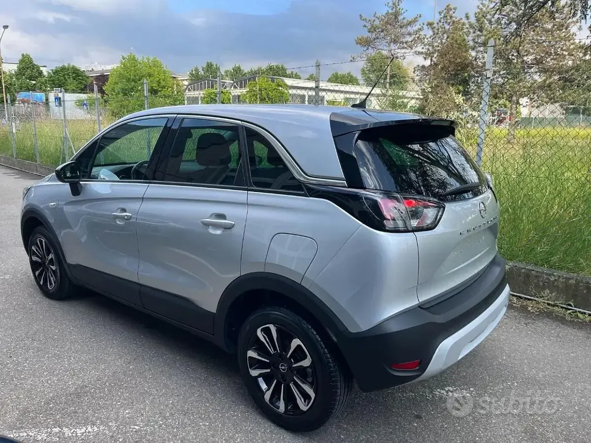Usata Opel Crossland Elegance 110 CV (80 kW) 2024 Grigio SUV