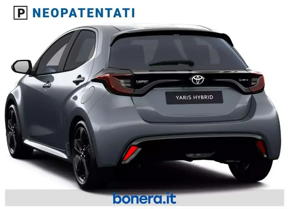 Nuova Toyota Yaris Hybrid Premium 131 CV (96 kW) 2026 Storm grey Berlina