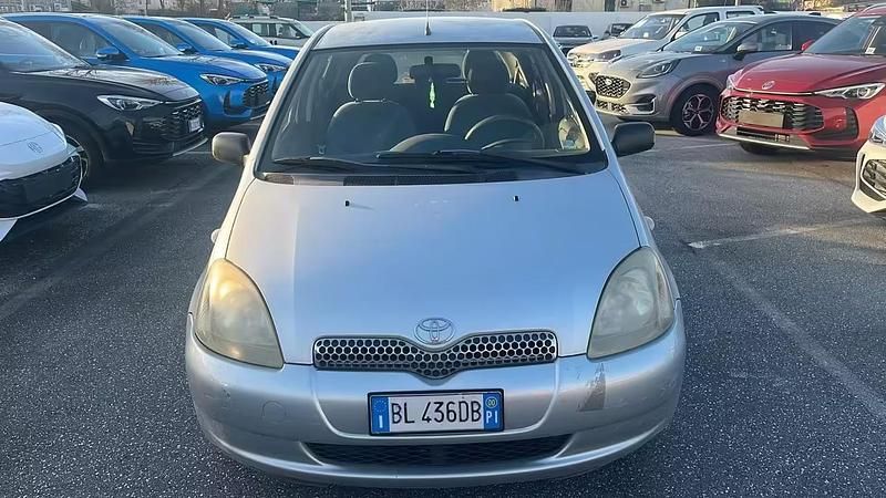 Usata Toyota Yaris 67 CV (49 kW) 2000 Argento Utilitaria