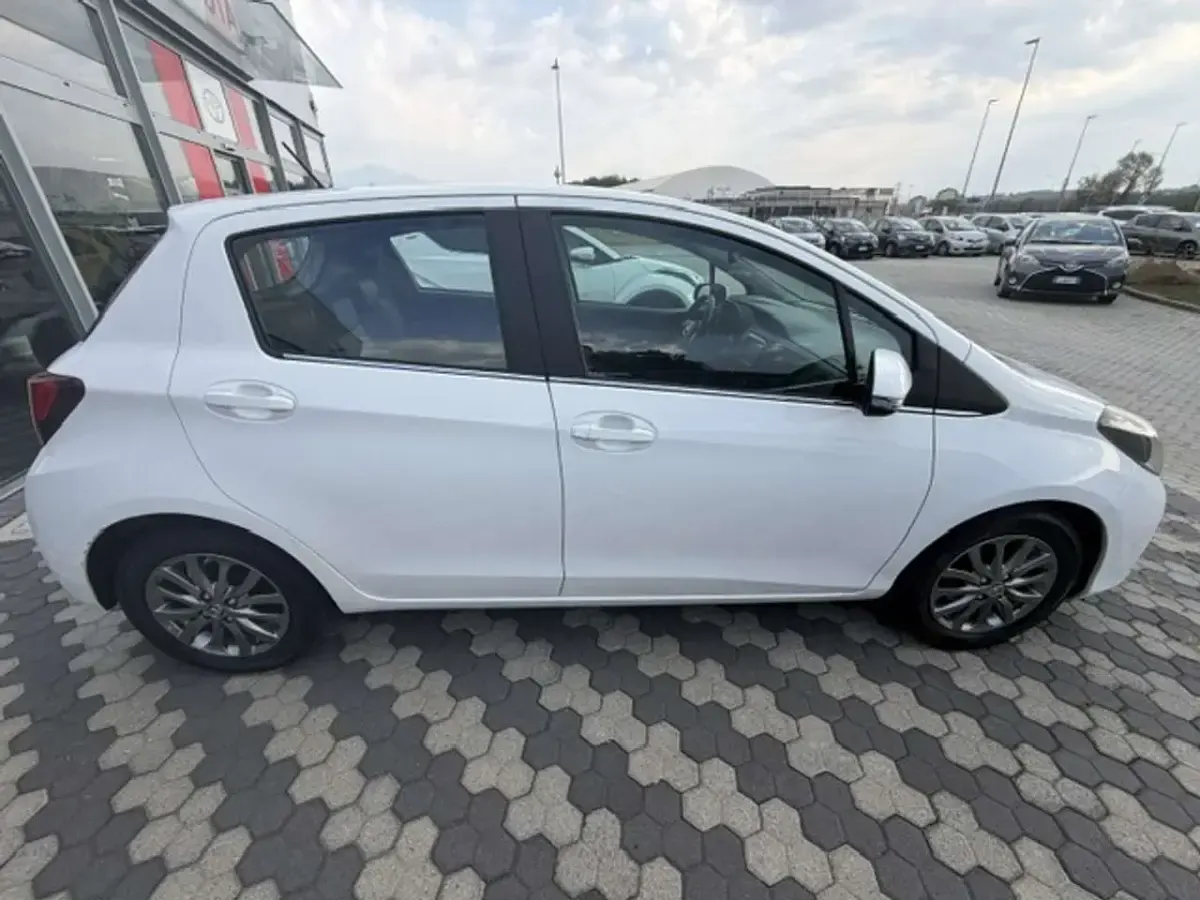 Usata Toyota Yaris Lounge 90 CV (66 kW) 2016 Bianco Berlina