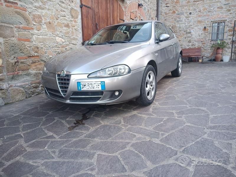 Grigio Usata 2007 Alfa Romeo 147 Due volumi | 3000 € (Buon prezzo) - Immagine 1/4