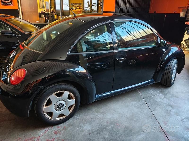 Usata VW New Beetle 102 CV (75 kW) 2001 Nero Utilitaria