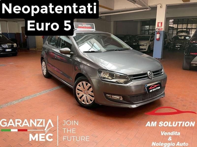 Grigio Usata 2010 VW Polo Tre volumi | 5950 € (Buon prezzo) - Immagine 1/4