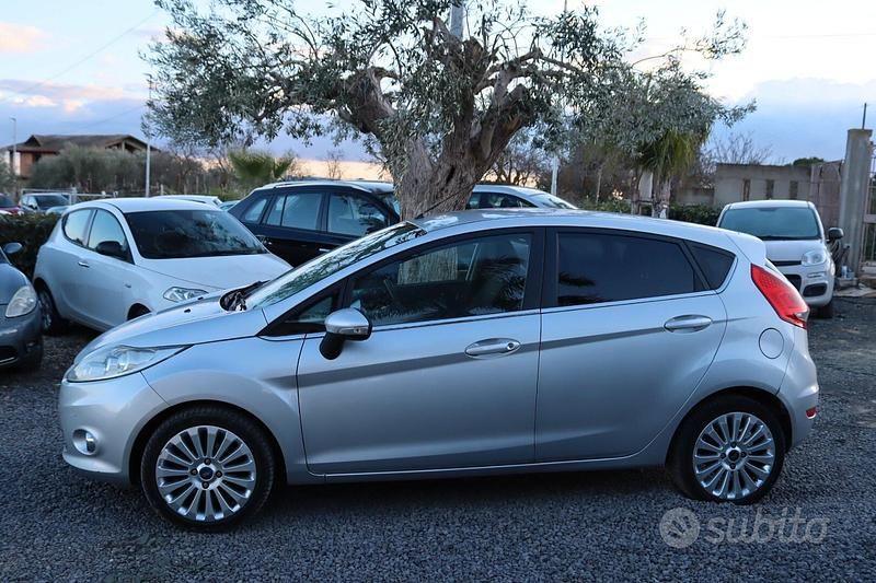 Usata Ford Fiesta Titanium 68 CV (50 kW) 2009 Grigio Berlina