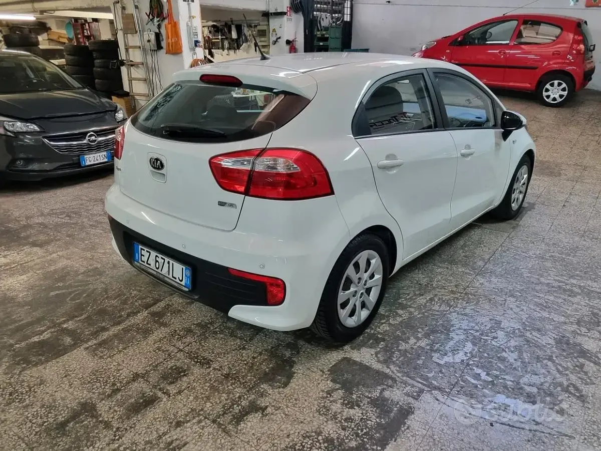 Usata Kia Rio 83 CV (61 kW) 2015 Bianco Berlina