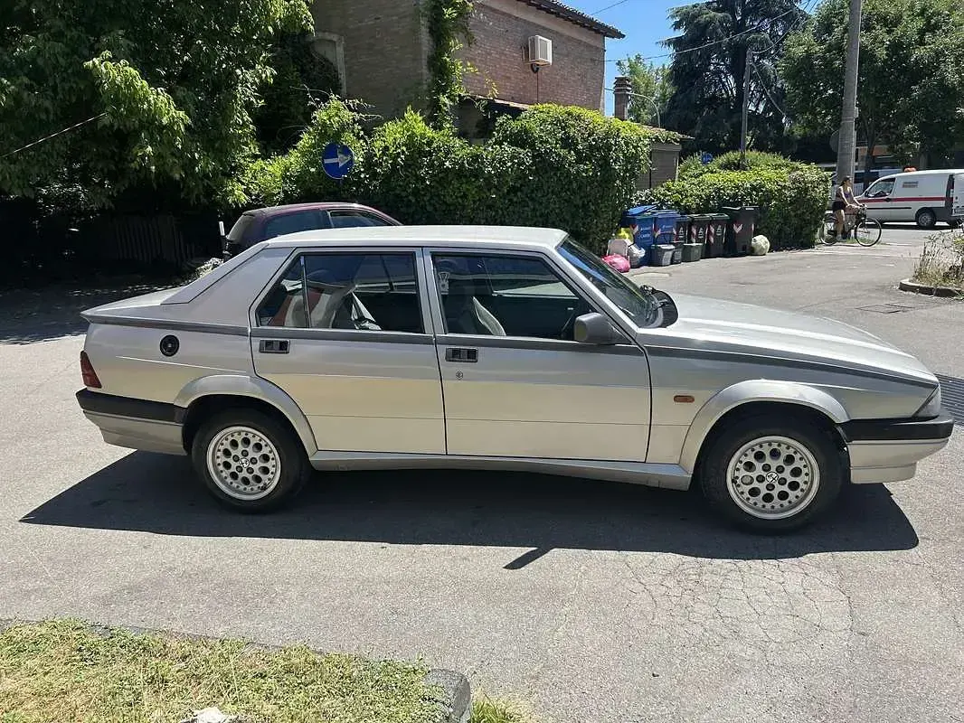 Usata Alfa Romeo 75 148 CV (108 kW) 1990 Grigio Berlina
