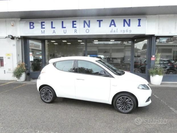 Usata Lancia Ypsilon Gold 69 CV (50 kW) 2021 Bianco pastello Utilitaria