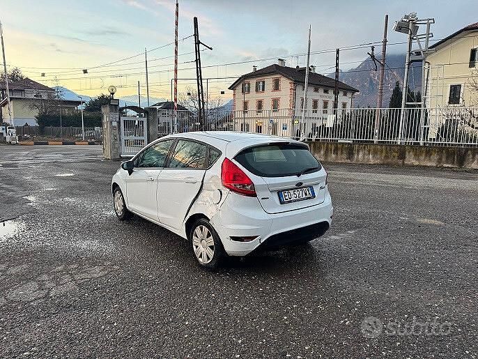 Usata Ford Fiesta 95 CV (69 kW) 2010 Bianco Utilitaria