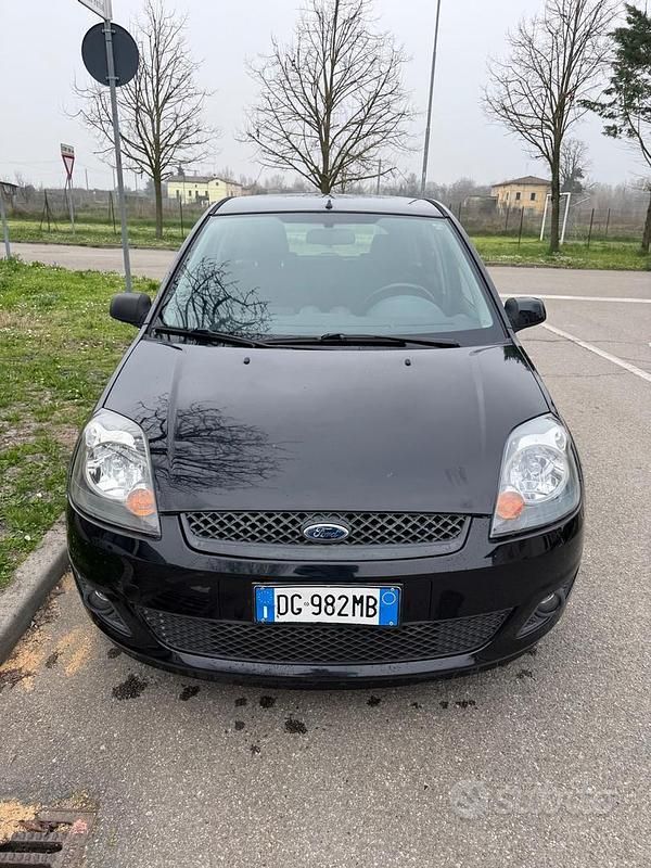 Usata Ford Fiesta Titanium 67 CV (49 kW) 2007 Nero Utilitaria