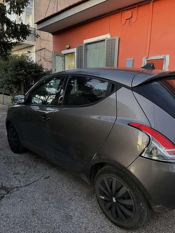Usado Lancia Ypsilon Gold 69 HP (50 kW) 2020 Citadino