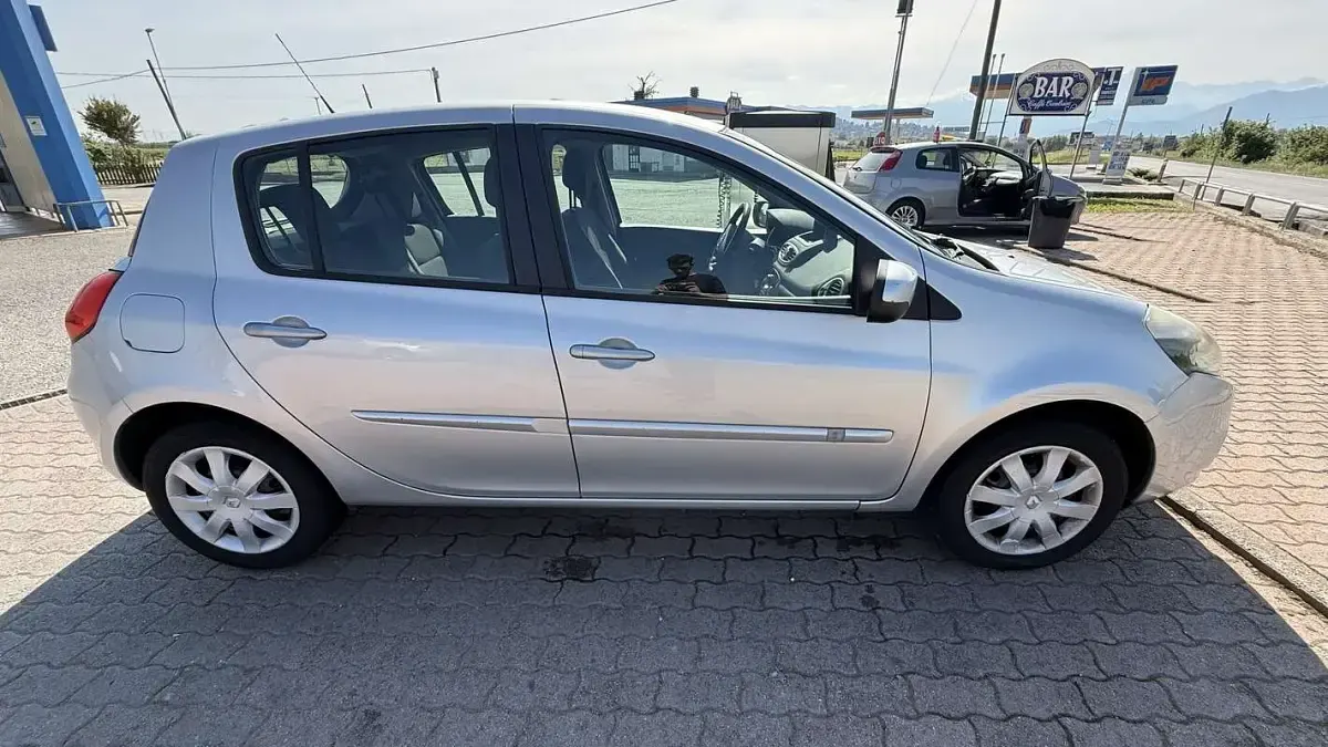 Usata Renault Clio II 75 CV (55 kW) 2011 Berlina