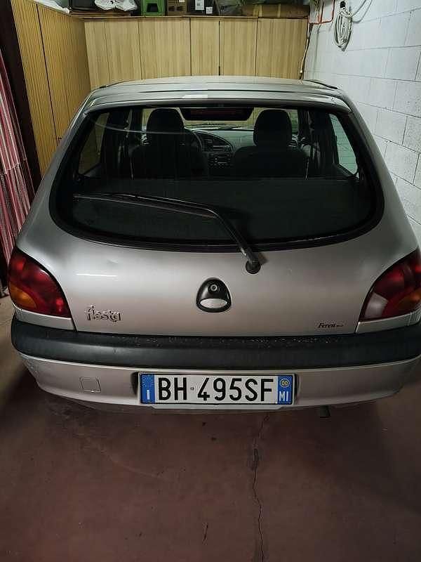 Usata Ford Fiesta Zetec 75 CV (55 kW) 2000 Argento Utilitaria
