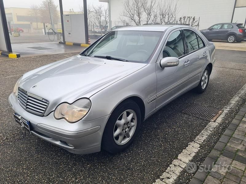 Usata Mercedes C220 Elegance 115 CV (84 kW) 2002 Grigio Berlina