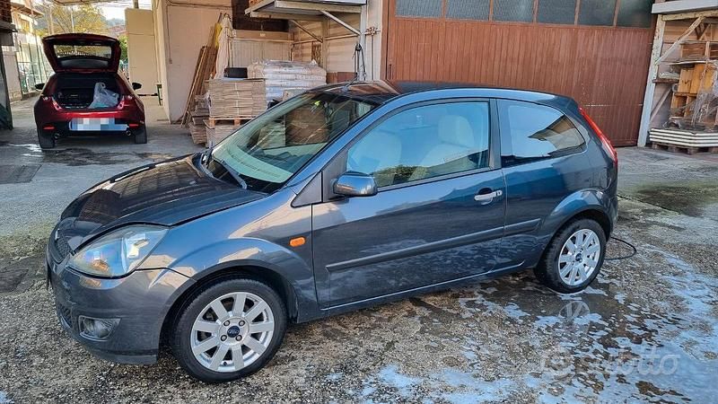 Usata Ford Fiesta 68 CV (50 kW) 2006 Utilitaria