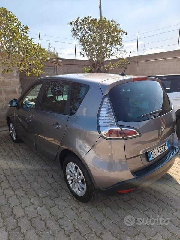 Usata Renault Scénic III XMOD 110 CV (80 kW) 2014 Grigio Monovolume