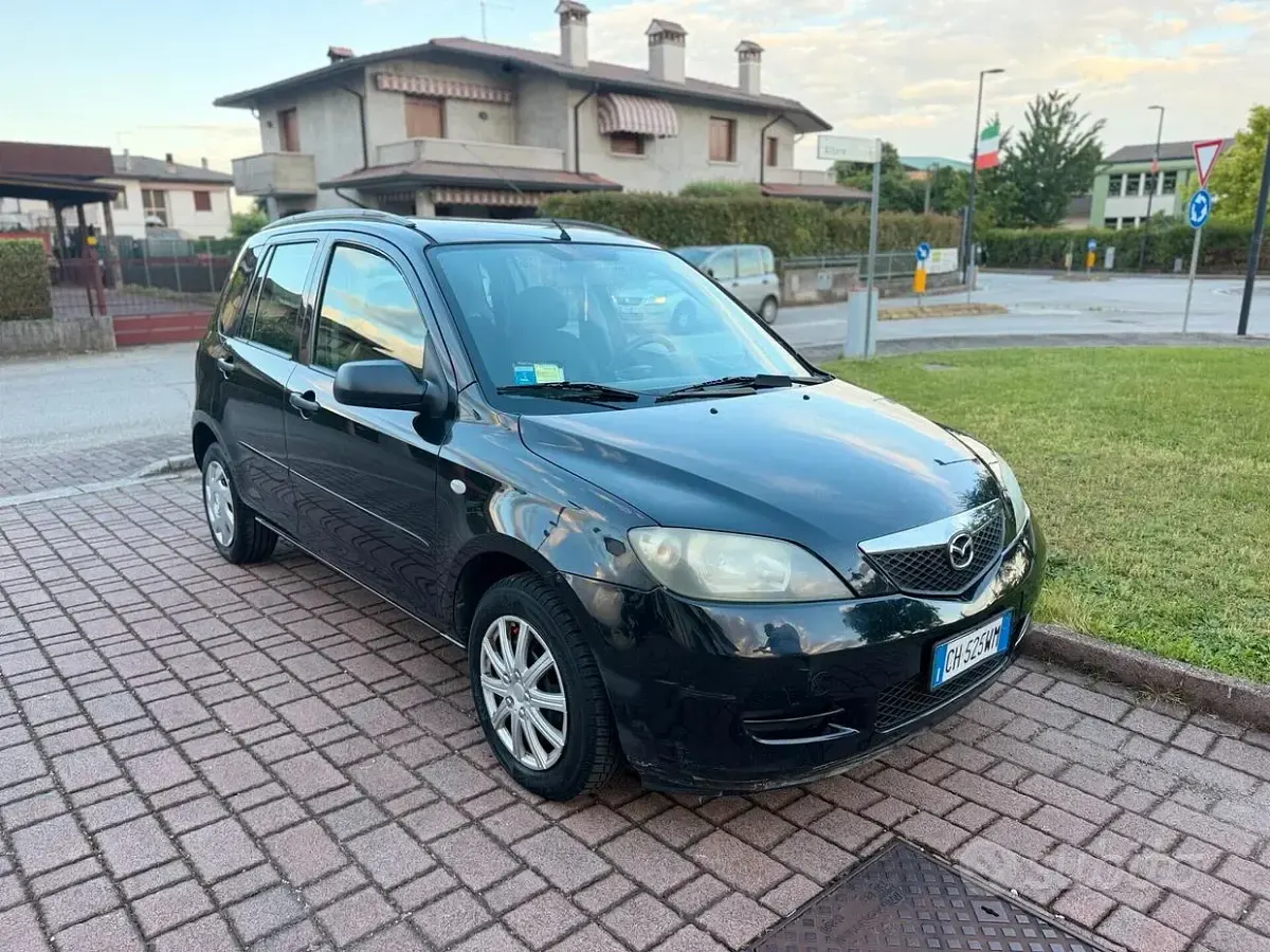 Usata Mazda 2 68 CV (50 kW) 2003 Nero Utilitaria