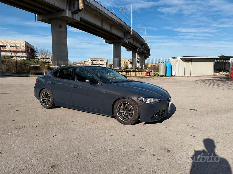 Usata Alfa Romeo Giulia Super 150 CV (110 kW) 2016 Grigio Berlina