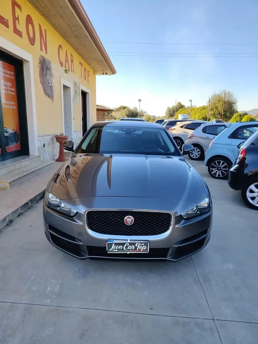 Usata Jaguar XE Portfolio 180 CV (132 kW) 2015 Grigio Berlina